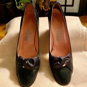 Just dropped price!!!!FERRAGAMO Black Leather Pumps